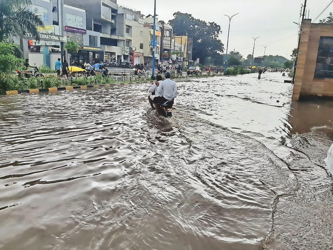 नरसिंहपुर में 8.58 इंच बारिश, रेलवे-पुल की मिट्टी में कटाव.. 42 नरसिंहपुर में 8.58 इंच बारिश, रेलवे-पुल की मिट्टी में कटाव.. February 16, 2026