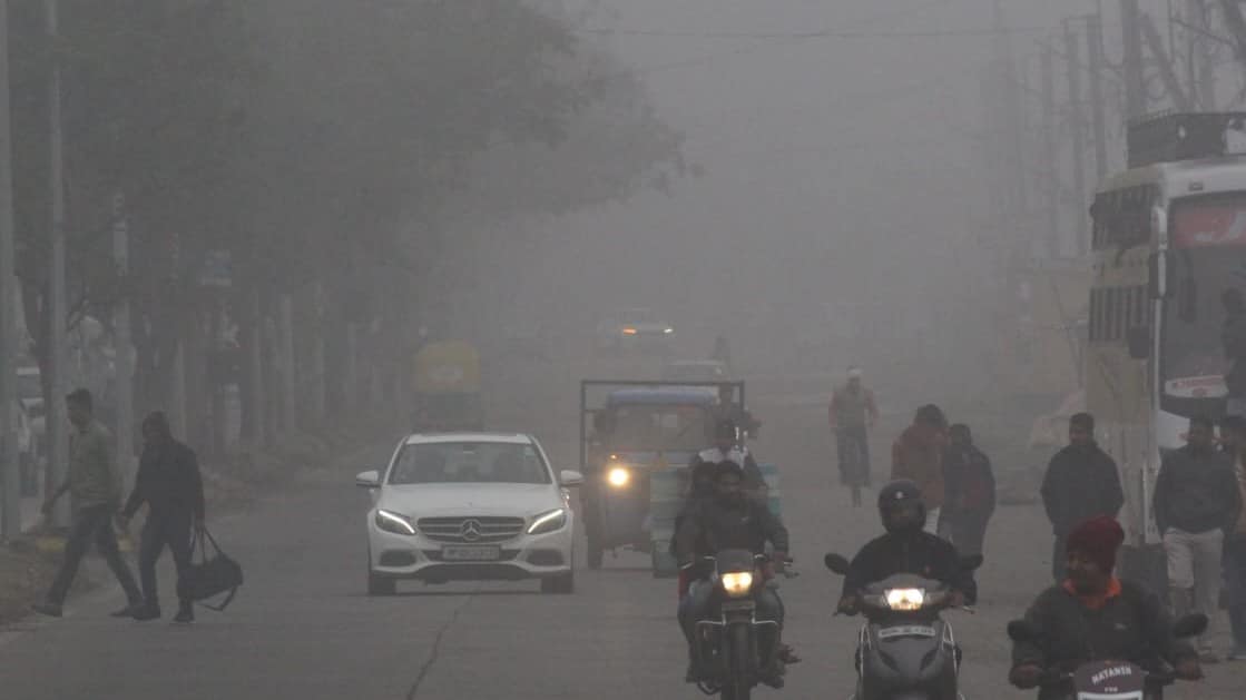 मप्र के कई जिलों में अभी भी कोहरा बना हुआ है 42 मप्र के कई जिलों में अभी भी कोहरा बना हुआ है December 2, 2025