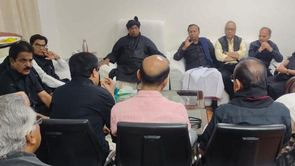 राहुल की सांसदी जाने पर संग्राम, संसद में विपक्ष का 'ब्लैक ड्रेस प्रोटेस्ट', सोनिया ने भी दिया साथ... 42 राहुल की सांसदी जाने पर संग्राम, संसद में विपक्ष का 'ब्लैक ड्रेस प्रोटेस्ट', सोनिया ने भी दिया साथ... March 7, 2026