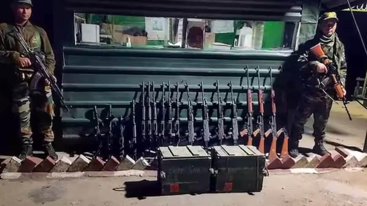 मणिपुर में सरकारी हथियार पर डाका डाल गए उग्रवादी! 42 मणिपुर में सरकारी हथियार पर डाका डाल गए उग्रवादी! March 8, 2026