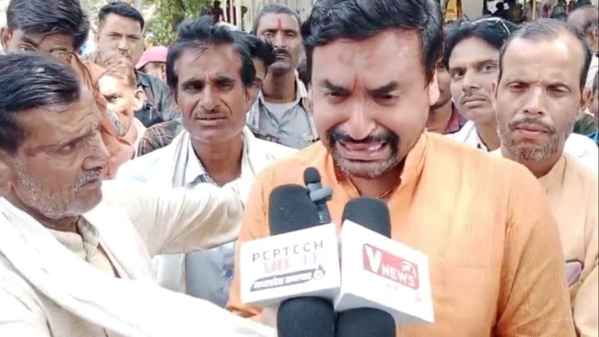 टिकट कटने पर फूट-फूटकर रोने लगे BJP विधायक 42 टिकट कटने पर फूट-फूटकर रोने लगे BJP विधायक December 2, 2025