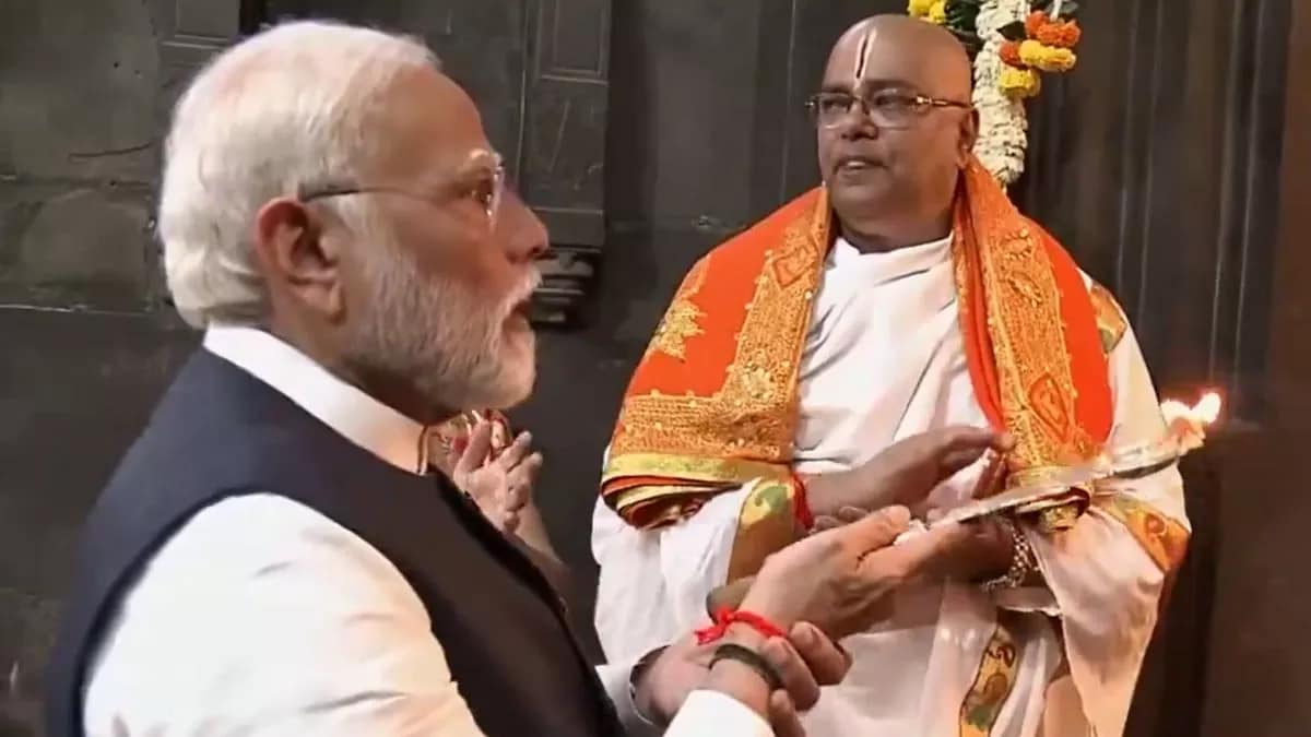 नासिक के कालाराम मंदिर में पीएम मोदी ने की पूजा-अर्चना, रोड शो में साथ दिखे शिंदे और अजित पवार 42 नासिक के कालाराम मंदिर में पीएम मोदी ने की पूजा-अर्चना, रोड शो में साथ दिखे शिंदे और अजित पवार November 14, 2025