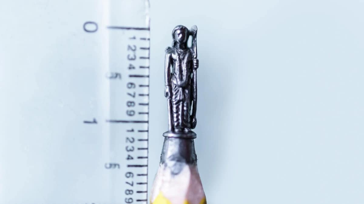 पेंसिल की नोक पर सबसे छोटे भगवान श्रीराम, आर्टिस्ट की कला देख रह जाएंगे दंग!.. 42 पेंसिल की नोक पर सबसे छोटे भगवान श्रीराम, आर्टिस्ट की कला देख रह जाएंगे दंग!.. December 2, 2025