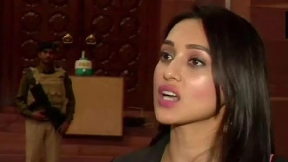 लोकसभा चुनाव से पहले TMC को लगा तगड़ा झटका, मिमी चक्रवर्ती ने सांसद पद से दिया इस्तीफा 42 लोकसभा चुनाव से पहले TMC को लगा तगड़ा झटका, मिमी चक्रवर्ती ने सांसद पद से दिया इस्तीफा December 26, 2025