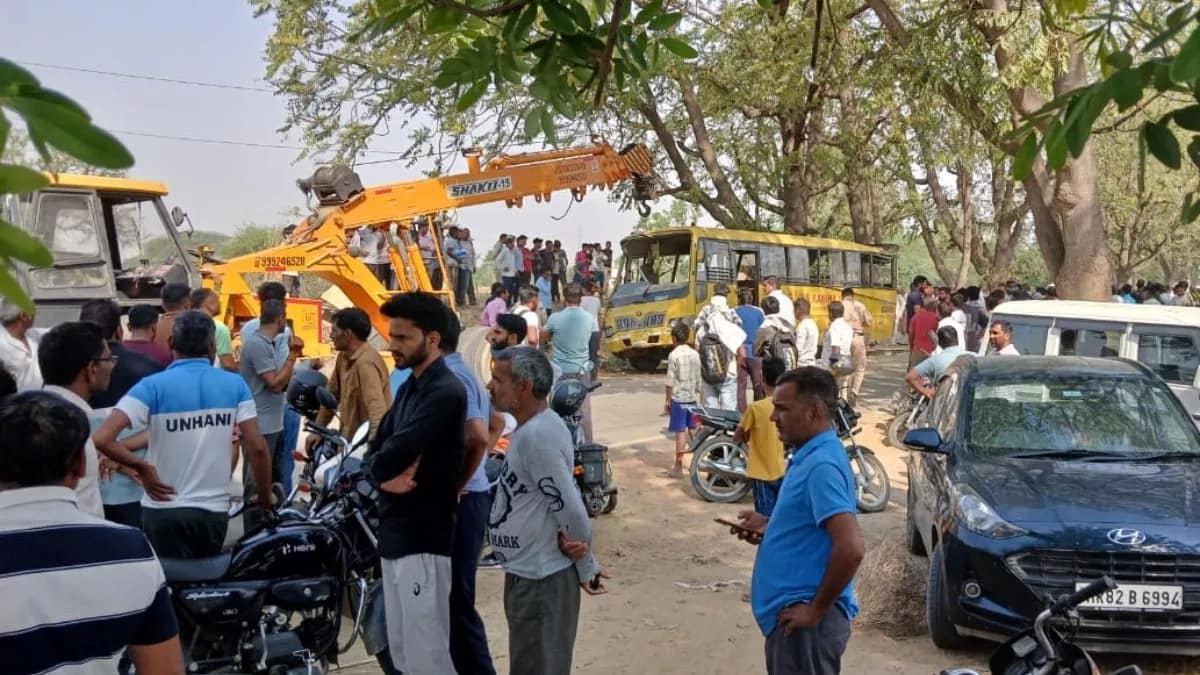 नारनौल में स्कूल बस पलटी, दुर्घटना में आठ बच्चों की मौत और 37 घायल 42 नारनौल में स्कूल बस पलटी, दुर्घटना में आठ बच्चों की मौत और 37 घायल December 2, 2025