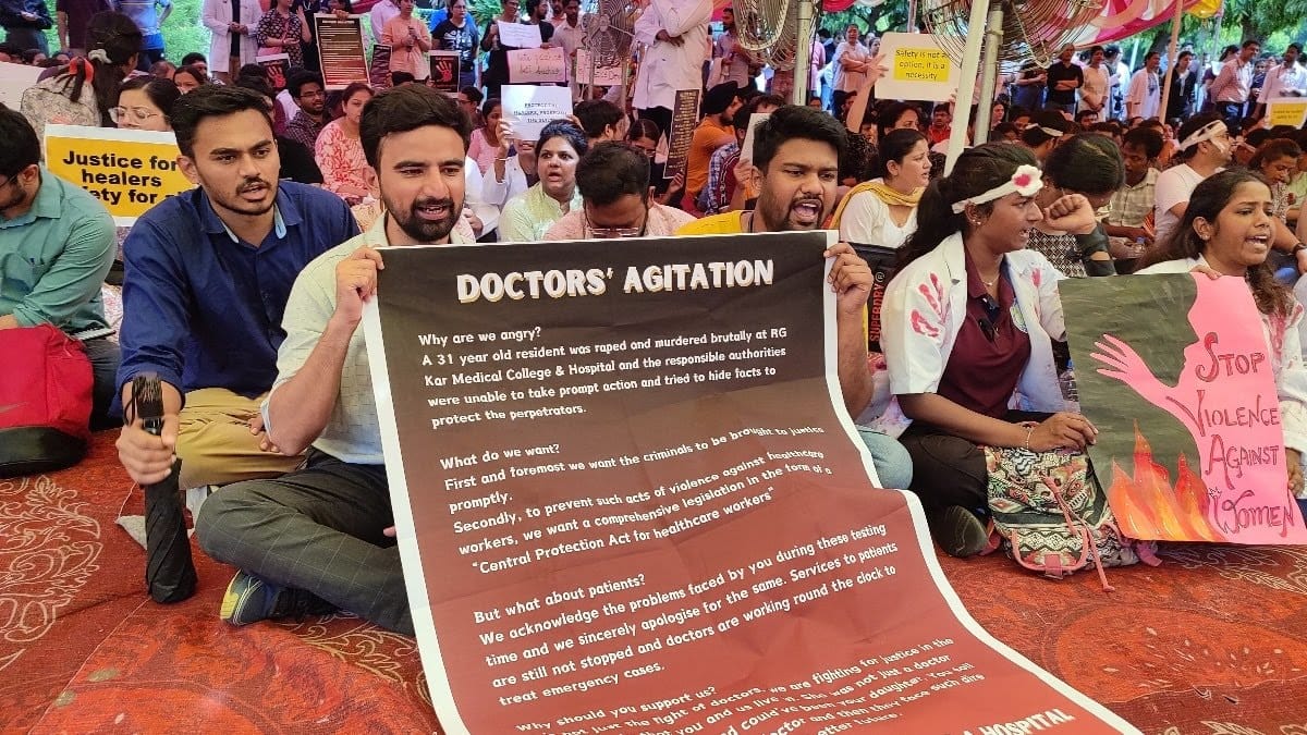 ममता सरकार ने किया 42 प्रोफेसर-डॉक्टरों का तबादला 42 ममता सरकार ने किया 42 प्रोफेसर-डॉक्टरों का तबादला March 7, 2026