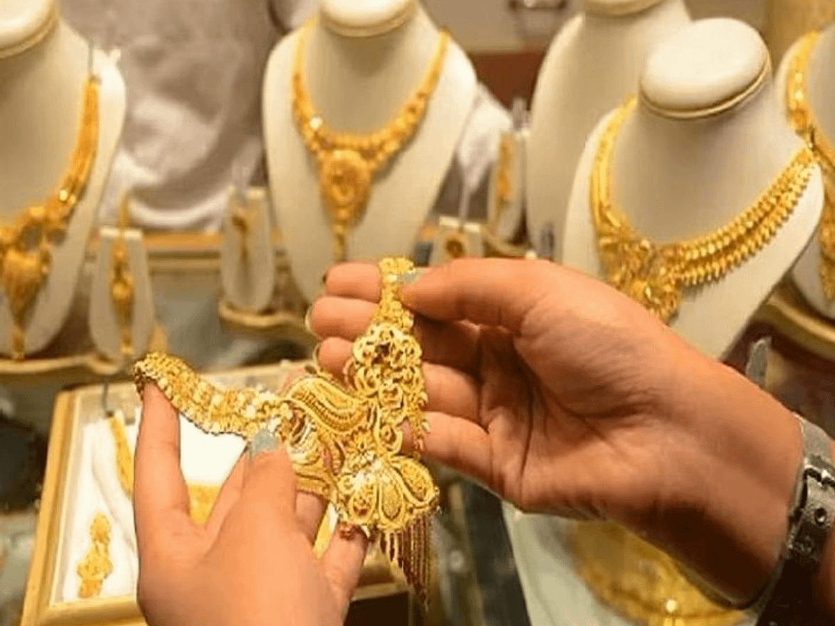 सोना ₹899 बढ़कर ₹85,744 पर पहुंचा: एक किलो चांदी ₹1,437 महंगी होकर ₹95,626 पर बिकी, जानें कैरेट के हिसाब से गोल्ड की कीमत 42 सोना ₹899 बढ़कर ₹85,744 पर पहुंचा: एक किलो चांदी ₹1,437 महंगी होकर ₹95,626 पर बिकी, जानें कैरेट के हिसाब से गोल्ड की कीमत December 2, 2025