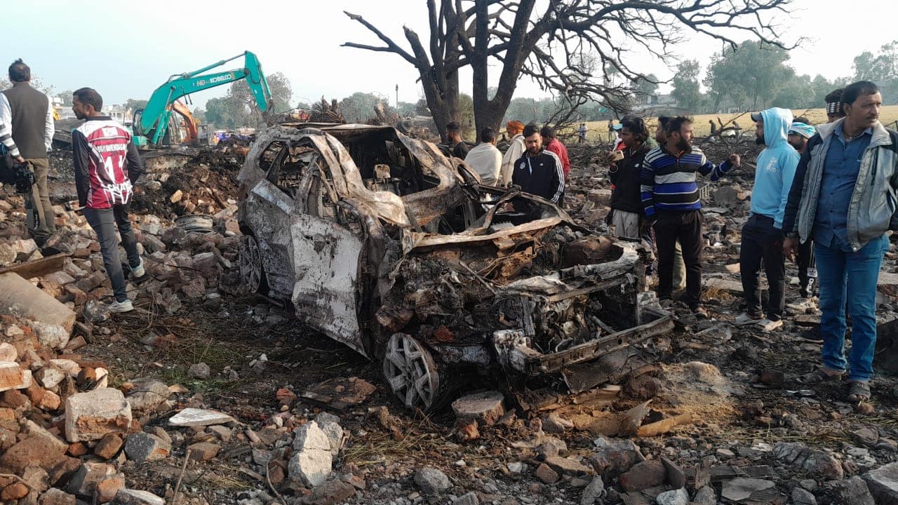 टूटी दीवारें, बिखरा सामान और क्षतिग्रस्त वाहन... खौफनाक हैं हरदा पटाखा फैक्ट्री ब्लास्ट के बाद की ये तस्वीरें 42 टूटी दीवारें, बिखरा सामान और क्षतिग्रस्त वाहन... खौफनाक हैं हरदा पटाखा फैक्ट्री ब्लास्ट के बाद की ये तस्वीरें December 2, 2025