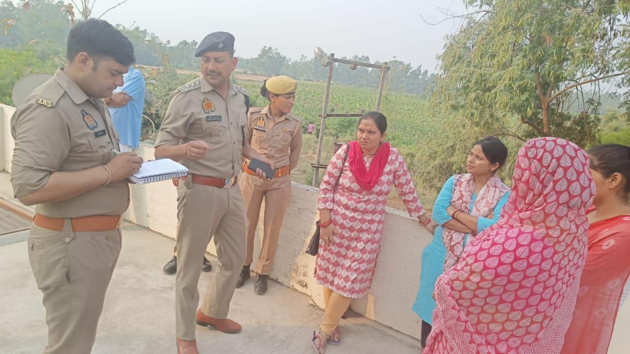 सीतापुर में सिरफिरे युवक ने 5 लोगों की हत्या के बाद की खुदकुशी,मां को मारी गोली, पत्नी पर हथौड़े से वार; 3 बच्चों को छत से फेंका 42 सीतापुर में सिरफिरे युवक ने 5 लोगों की हत्या के बाद की खुदकुशी,मां को मारी गोली, पत्नी पर हथौड़े से वार; 3 बच्चों को छत से फेंका December 25, 2025