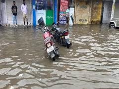 इंदौर में तेज बारिश से सड़कें डूबीं, घुटने-घुटने पानी भरा,कई इलाकों में जाम लगता रहा.. 42 इंदौर में तेज बारिश से सड़कें डूबीं, घुटने-घुटने पानी भरा,कई इलाकों में जाम लगता रहा.. February 16, 2026