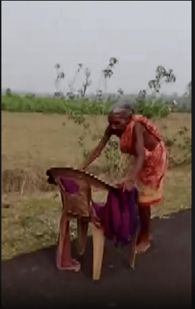 पेंशन के लिए कड़ी धूप में कई किलोमीटर चलीं बुजुर्ग,टूटी कुर्सी का सहारा लिया.. 42 पेंशन के लिए कड़ी धूप में कई किलोमीटर चलीं बुजुर्ग,टूटी कुर्सी का सहारा लिया.. March 7, 2026