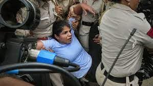 संगीता-विनेश को पुलिस ने घसीटते हुए बस में भरा 42 संगीता-विनेश को पुलिस ने घसीटते हुए बस में भरा March 6, 2026