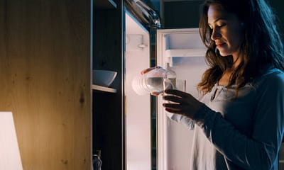 रोज रात को दूध पीने के फायदे – बेहतर नींद, हड्डियों की मजबूती और तनाव में राहत November 22, 2025