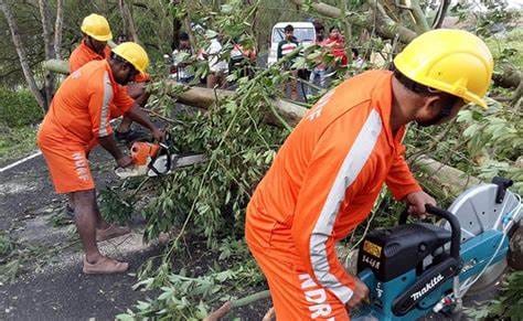 अकोला में बारिश से बड़ा हादसा,मंदिर की शेड पर पेड़ गिरने से 7 की मौत, 30 लोग घायल.. 42 अकोला में बारिश से बड़ा हादसा,मंदिर की शेड पर पेड़ गिरने से 7 की मौत, 30 लोग घायल.. March 7, 2026