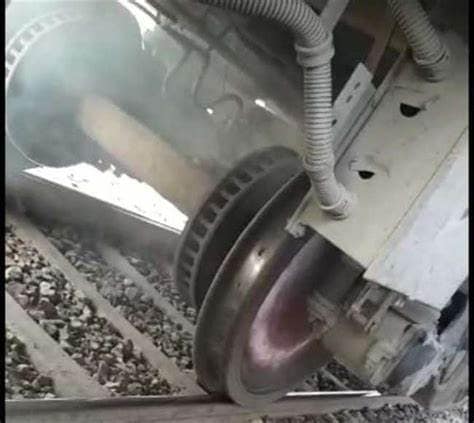 आगरा आ रही छत्तीसगढ़ एक्सप्रेस के कोच से उठा धुआं,ट्रेन को कोसीकलां स्टेशन पर रोका गया... 42 आगरा आ रही छत्तीसगढ़ एक्सप्रेस के कोच से उठा धुआं,ट्रेन को कोसीकलां स्टेशन पर रोका गया... February 20, 2026