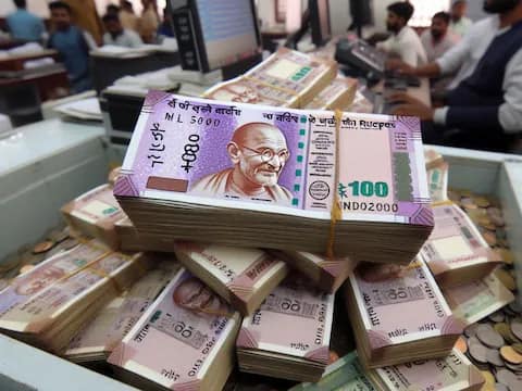 बचत खाते में नकदी जमा की सीमा: जानिए कितनी रकम पर आयकर विभाग भेज सकता है नोटिस 42 बचत खाते में नकदी जमा की सीमा: जानिए कितनी रकम पर आयकर विभाग भेज सकता है नोटिस December 2, 2025