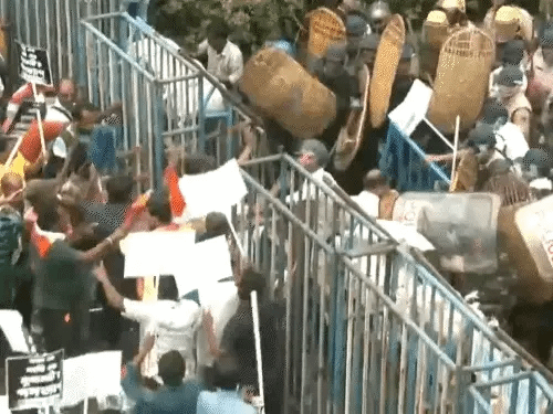 कोलकाता रेप-मर्डर केस, स्टूडेंट्स का प्रोटेस्ट मार्च,छात्रों ने बैरिकेडिंग तोड़ी, पथराव किया; पुलिस ने लाठीचार्ज की, वाटर कैनन छोड़े 42 कोलकाता रेप-मर्डर केस, स्टूडेंट्स का प्रोटेस्ट मार्च,छात्रों ने बैरिकेडिंग तोड़ी, पथराव किया; पुलिस ने लाठीचार्ज की, वाटर कैनन छोड़े November 23, 2025