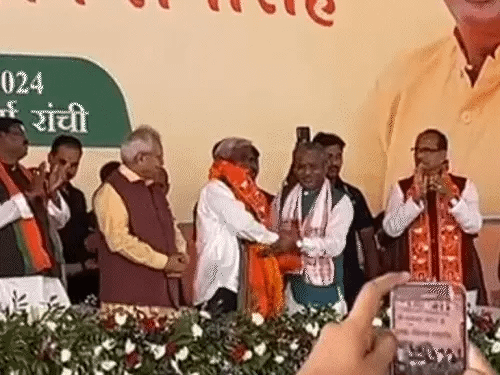 झारखंड के पूर्व CM चंपाई सोरेन BJP में शामिल,बोले- कभी नहीं सोचा था मेरी जासूसी होगी, शिवराज ने कहा- टाइगर अभी जिंदा है 42 झारखंड के पूर्व CM चंपाई सोरेन BJP में शामिल,बोले- कभी नहीं सोचा था मेरी जासूसी होगी, शिवराज ने कहा- टाइगर अभी जिंदा है December 2, 2025