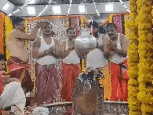 महाकाल के गर्भगृह में एंट्री बैन, बीजेपी प्रदेशाध्यक्ष अंदर पहुंचे,नियम तोड़कर परिवार के साथ की पूजा, कांग्रेस ने कहा-इन्हें रोकने वाला कोई नहीं 42 महाकाल के गर्भगृह में एंट्री बैन, बीजेपी प्रदेशाध्यक्ष अंदर पहुंचे,नियम तोड़कर परिवार के साथ की पूजा, कांग्रेस ने कहा-इन्हें रोकने वाला कोई नहीं December 2, 2025