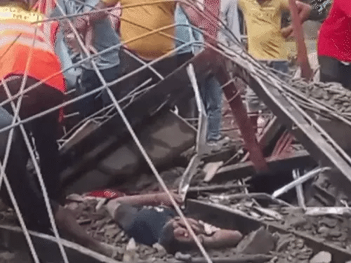 एमपी के महू में छत गिरी, 5 की मौत,शव निकालने लगानी पड़ी 3 जेसीबी, 1 पोकलेन; मृतकों में दो सगे भाई, ठेकेदार भी 42 एमपी के महू में छत गिरी, 5 की मौत,शव निकालने लगानी पड़ी 3 जेसीबी, 1 पोकलेन; मृतकों में दो सगे भाई, ठेकेदार भी March 7, 2026