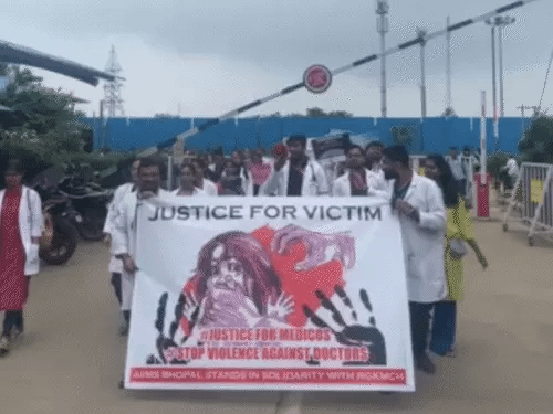 भोपाल एम्स के 600 रेजिडेंट डॉक्टराें की हड़ताल:नर्सिंग स्टॉफ ने मोर्चा संभाला; ओपीडी, ड्रेसिंग-माइनर ऑपरेशन कर रहे 42 भोपाल एम्स के 600 रेजिडेंट डॉक्टराें की हड़ताल:नर्सिंग स्टॉफ ने मोर्चा संभाला; ओपीडी, ड्रेसिंग-माइनर ऑपरेशन कर रहे December 2, 2025