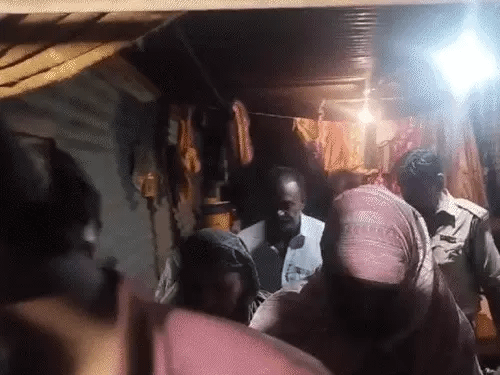 भोपाल के टीटी नगर में युवक ने सुसाइड किया,फांसी लगाकर जान दी; रहवासी बोले- अफसर शेड तोड़ने की धमकी दे रहे थे 42 भोपाल के टीटी नगर में युवक ने सुसाइड किया,फांसी लगाकर जान दी; रहवासी बोले- अफसर शेड तोड़ने की धमकी दे रहे थे February 8, 2026