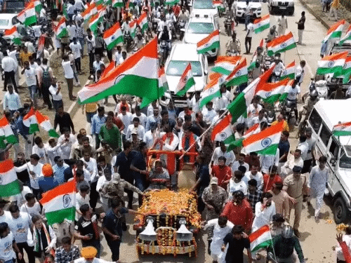 भोपाल में 30Km लंबी तिरंगा यात्रा निकली,कोलार में CM डॉ. मोहन यादव ने दिखाई हरी झंडी; खुली जीप में निकले 42 भोपाल में 30Km लंबी तिरंगा यात्रा निकली,कोलार में CM डॉ. मोहन यादव ने दिखाई हरी झंडी; खुली जीप में निकले December 2, 2025