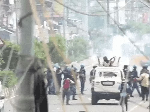 मणिपुर में राजभवन जा रहे छात्रों की सुरक्षाबलों से झड़प:प्रदर्शनकारियों ने RAF पर लोहे के छर्रे दागे; 2 जिलों में कर्फ्यू, राज्य में 6 दिन इंटरनेट बैन 42 मणिपुर में राजभवन जा रहे छात्रों की सुरक्षाबलों से झड़प:प्रदर्शनकारियों ने RAF पर लोहे के छर्रे दागे; 2 जिलों में कर्फ्यू, राज्य में 6 दिन इंटरनेट बैन December 2, 2025