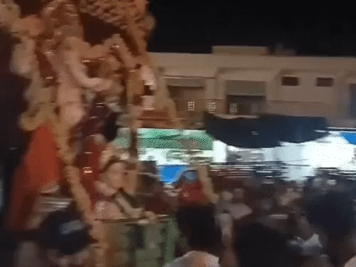 कर्नाटक के मांड्या में गणेश विसर्जन जुलूस पर पथराव,तलवारों-कांच की बॉटल से हमला, भीड़ ने दुकानें-गाड़ियां जलाईं.. 42 कर्नाटक के मांड्या में गणेश विसर्जन जुलूस पर पथराव,तलवारों-कांच की बॉटल से हमला, भीड़ ने दुकानें-गाड़ियां जलाईं.. December 2, 2025