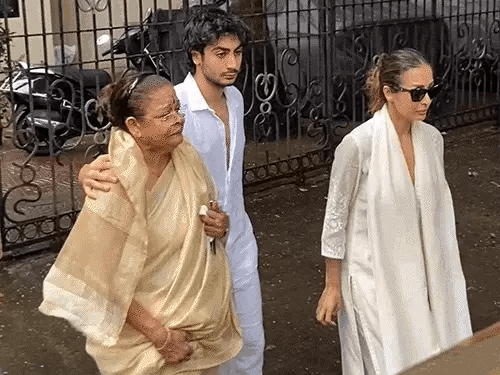 मलाइका के पिता का अंतिम संस्कार,बहन और मां के साथ श्मशान घाट पहुंचीं मलाइका; एक्स-हसबैंड अरबाज भी नजर आए, सैफ-करीना समेत कई सेलेब्स पहुंचे 42 मलाइका के पिता का अंतिम संस्कार,बहन और मां के साथ श्मशान घाट पहुंचीं मलाइका; एक्स-हसबैंड अरबाज भी नजर आए, सैफ-करीना समेत कई सेलेब्स पहुंचे December 2, 2025