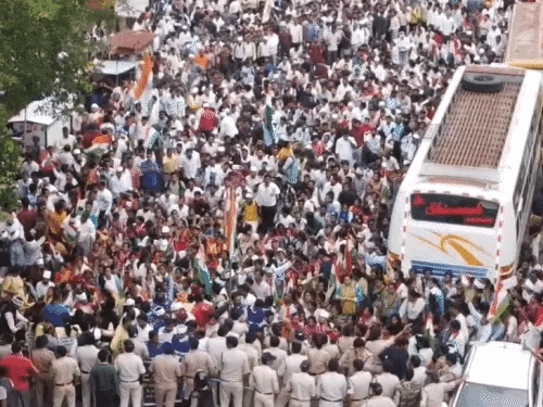 सीएम हाउस घेरने निकले 8 हजार अतिथि शिक्षक,पुलिस ने लाठियों से पीछे धकेला,कई घायल; नियमितिकरण समेत 5 मांगों को लेकर प्रदर्शन 42 सीएम हाउस घेरने निकले 8 हजार अतिथि शिक्षक,पुलिस ने लाठियों से पीछे धकेला,कई घायल; नियमितिकरण समेत 5 मांगों को लेकर प्रदर्शन December 2, 2025