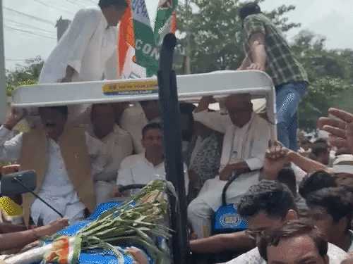 MP कांग्रेस की न्याय यात्रा, इंदौर में दिग्विजय-जीतू पहुंचे,एक ट्रेक्टर से रैली की अनुमति; कांग्रेसी कार्यकर्ता के सिर में लगी चोट 42 MP कांग्रेस की न्याय यात्रा, इंदौर में दिग्विजय-जीतू पहुंचे,एक ट्रेक्टर से रैली की अनुमति; कांग्रेसी कार्यकर्ता के सिर में लगी चोट December 2, 2025