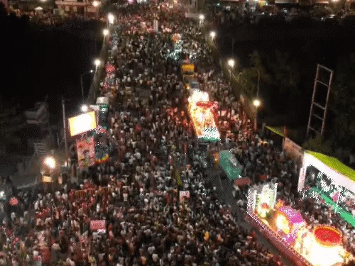 अनंत चतुर्दशी पर झांकियां देखने रातभर जागा इंदौर,12 घंटे में 6 किमी चलीं; 3 हजार से ज्यादा जवान तैनात रहे, ड्रोन से निगरानी 42 अनंत चतुर्दशी पर झांकियां देखने रातभर जागा इंदौर,12 घंटे में 6 किमी चलीं; 3 हजार से ज्यादा जवान तैनात रहे, ड्रोन से निगरानी December 2, 2025