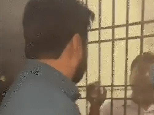 AAP विधायक अमानतुल्लाह के घर ED पहुंची,दिल्ली वक्फ बोर्ड मनी लॉन्ड्रिंग केस में पूछताछ जारी; संजय सिंह बोले- ये तानाशाही और गुंडागर्दी 42 AAP विधायक अमानतुल्लाह के घर ED पहुंची,दिल्ली वक्फ बोर्ड मनी लॉन्ड्रिंग केस में पूछताछ जारी; संजय सिंह बोले- ये तानाशाही और गुंडागर्दी December 2, 2025