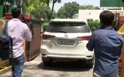 धरना देने वाली महिला रेसलर बृजभूषण के घर पहुंची.. 42 धरना देने वाली महिला रेसलर बृजभूषण के घर पहुंची.. March 7, 2026