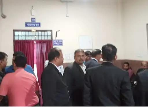 सूर्यकांत और निलंबित IAS विश्नोई को कोर्ट लाई ED.. 42 सूर्यकांत और निलंबित IAS विश्नोई को कोर्ट लाई ED.. March 6, 2026