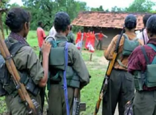 नक्सलियों ने गला रेतकर सरपंच के भाई को मार डाला... 42 नक्सलियों ने गला रेतकर सरपंच के भाई को मार डाला... March 6, 2026