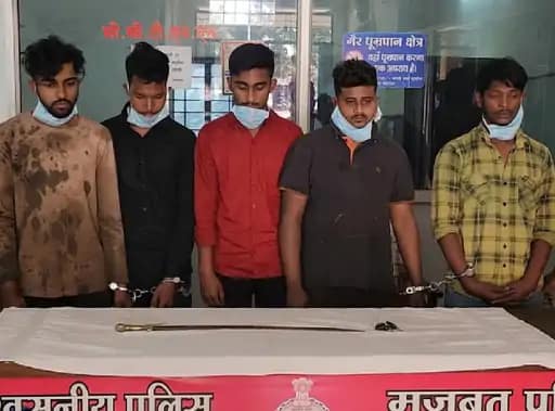 तलवार से हमला करने वाले आरोपी गिरफ्तार… 42 तलवार से हमला करने वाले आरोपी गिरफ्तार… December 2, 2025