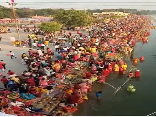 बिलासपुर में अरपा किनारे आस्था का सैलाब, उगते सूर्य को अर्घ्य देने के साथ पूरा हुआ पर्व 42 बिलासपुर में अरपा किनारे आस्था का सैलाब, उगते सूर्य को अर्घ्य देने के साथ पूरा हुआ पर्व December 2, 2025