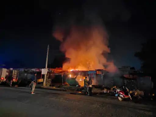 पेट्रोल पंप के सामने 3 दुकानों में लगी आग,धू-धूकर जल गया सारा सामान... 42 पेट्रोल पंप के सामने 3 दुकानों में लगी आग,धू-धूकर जल गया सारा सामान... April 20, 2026