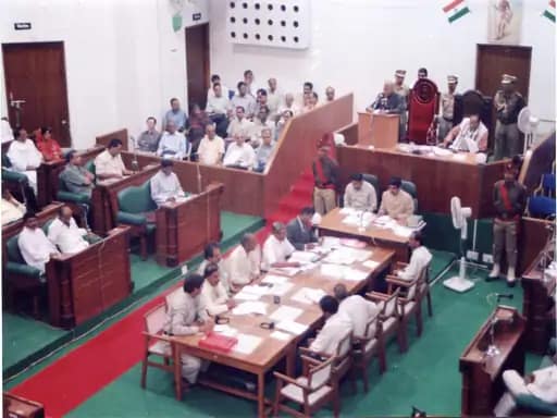 पहले मुख्यमंत्री ने फटे कुर्ते में ली थी शपथ.. 42 पहले मुख्यमंत्री ने फटे कुर्ते में ली थी शपथ.. December 2, 2025