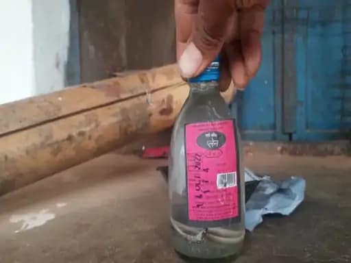 देसी शराब की बोतल में मिला सांप.. 42 देसी शराब की बोतल में मिला सांप.. March 6, 2026