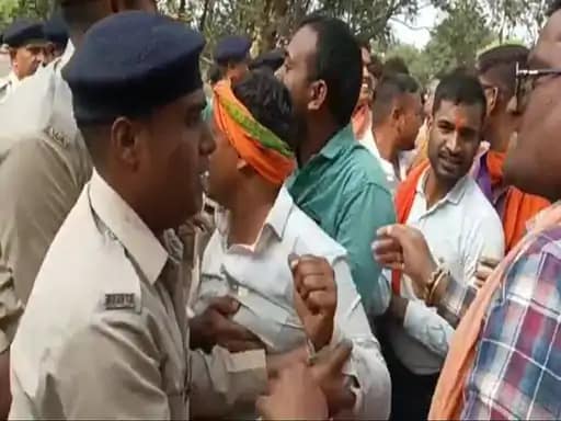 भाजपा महिला मोर्चा ने किया गृहमंत्री निवास का घेराव.. 42 भाजपा महिला मोर्चा ने किया गृहमंत्री निवास का घेराव.. December 2, 2025