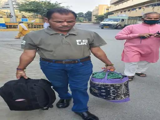 तंत्र-मंत्र करते हरिद्वार के शांतिकुंज आश्रम में मिला; खुद को ACB अधिकारी बताकर करता था वसूली.. 42 तंत्र-मंत्र करते हरिद्वार के शांतिकुंज आश्रम में मिला; खुद को ACB अधिकारी बताकर करता था वसूली.. March 6, 2026