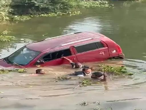 पुल से 20 फीट नीचे नाले में गिरी कार.. 42 पुल से 20 फीट नीचे नाले में गिरी कार.. March 6, 2026