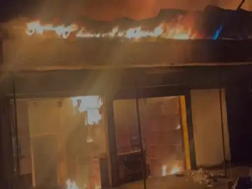 इलेक्ट्रॉनिक दुकान में भीषण आग, लाखों का सामान राख:दूसरे दुकानों और घर तक पहुंची आग की लपटें.. 42 इलेक्ट्रॉनिक दुकान में भीषण आग, लाखों का सामान राख:दूसरे दुकानों और घर तक पहुंची आग की लपटें.. March 6, 2026