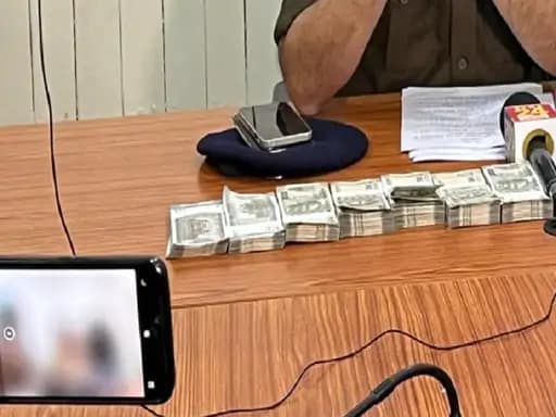 भाई साहब आपके पैसे गिरे हैं..कहकर लाखों की ठगी.. 42 भाई साहब आपके पैसे गिरे हैं..कहकर लाखों की ठगी.. April 20, 2026