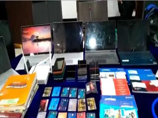 डेढ़ लाख का जूता पहनता है महादेव ऐप का बुकी... 42 डेढ़ लाख का जूता पहनता है महादेव ऐप का बुकी... April 20, 2026