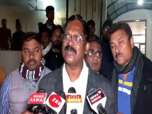 एल्युमिना रिफाइनरी फैक्ट्री का विरोध कर रहे लोगों के बीच से सिक्योरिटी ने भगत को निकाला 42 एल्युमिना रिफाइनरी फैक्ट्री का विरोध कर रहे लोगों के बीच से सिक्योरिटी ने भगत को निकाला December 24, 2025