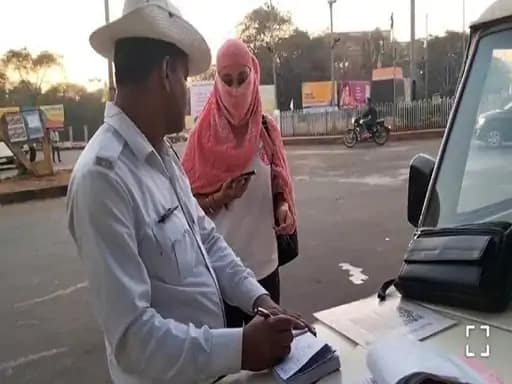 हेलमेट नहीं लगाने वालों से उठवाया कचरा ,घंटों तक सड़क पर सफाई करते दिखे लोग... 42 हेलमेट नहीं लगाने वालों से उठवाया कचरा ,घंटों तक सड़क पर सफाई करते दिखे लोग... December 23, 2025